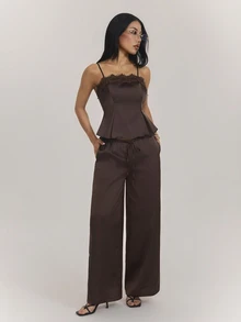 SHEIN PETITE طقم نسائي صغير مثير بطراز ريترو من الساتان والدانتيل بتصميم مرقع، كاميسول وبنطلون واسع الساق بخصر منخفض وجيوب - بني - مشاهدة 4