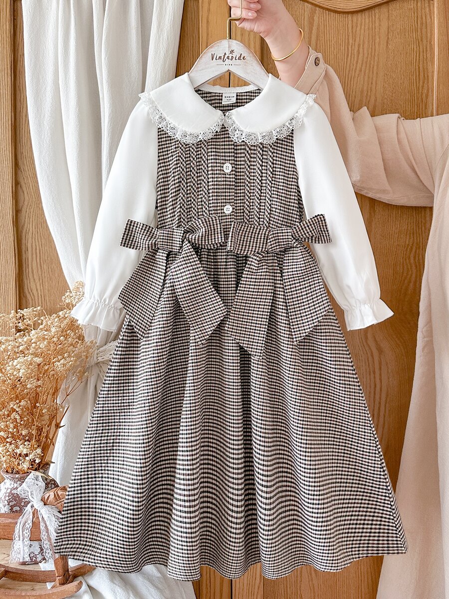SHEIN Vintaside Kids 女童格紋洋裝 學院風 棕色與白色蕾絲彼得潘領 蝴蝶結鈕扣 長袖圓領 派對秋季婚禮賓客禮服 優雅時尚 - 咖啡 - 查看 1