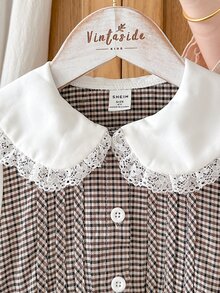 SHEIN Vintaside Kids 女童格紋洋裝 學院風 棕色與白色蕾絲彼得潘領 蝴蝶結鈕扣 長袖圓領 派對秋季婚禮賓客禮服 優雅時尚 - 咖啡 - 查看 5