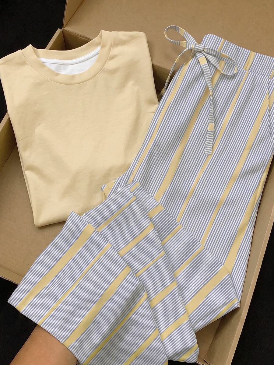 Comfortcana 2件組刺繡圓領短袖上衣與條紋印花長褲，休閒大尺碼兩件套 - 彩色 - 查看 1