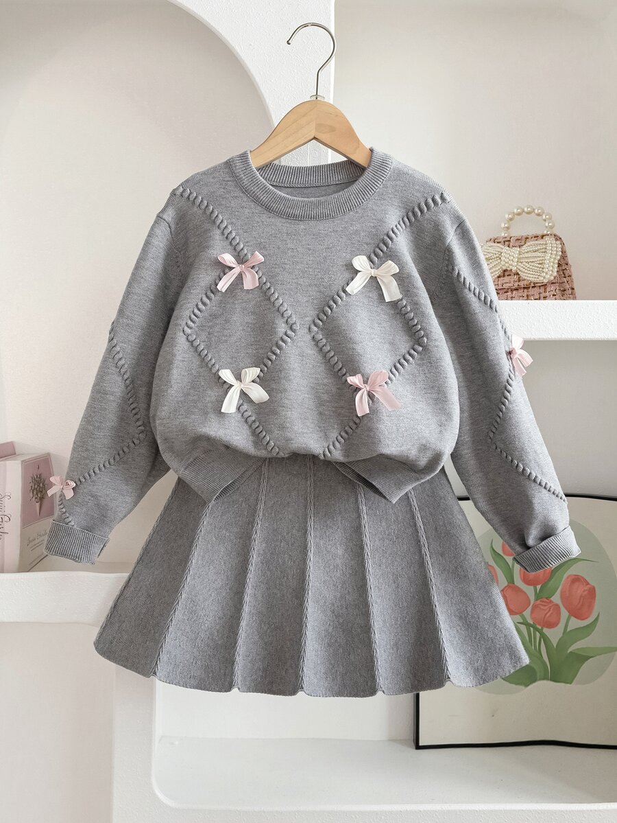 SHEIN Genkimix Kids 少女冬季針織兩件套,可愛3D蝴蝶結毛衣搭配百褶裙,優雅可愛 - 淺灰色 - 查看 1