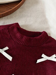 SHEIN Playful Pals طقم تي شيرت كاجوال من قطعتين للبنات الرضع للخريف والشتاء، تصميم فيونكة شريط أسود أمامية، بلوفر غير متماثل بياقة عالية، محبوك ومضلع وموبر - عنابي اللون - مشاهدة 4