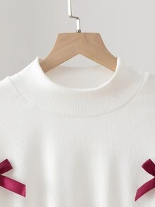 SHEIN 女童（大童）蝴蝶結長袖兩件套，上衣半高領不對稱下擺設計，波浪荷葉邊飾邊，身著粉色緞面蝴蝶結裝飾，下身搭配粉色喇叭褲，整體白色＋粉色柔和配色，適合日常上學、公園出遊、購物和小聚會 - 酒紅色 - 查看 6