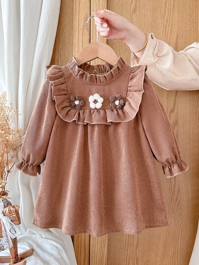 SHEIN Vintaside Kids فستان من الكوردروي للبنات الصغيرات، بني أنيق وحلو، مزين بزهور ثلاثية الأبعاد وكشكشة، بأكمام طويلة وياقة مكشكشة، مناسب لحفلات الزفاف والعطلات، خريف وشتاء، بأسلوب أنيق وريترو