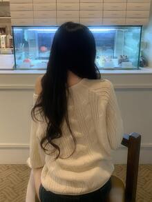 DAZY 女款純色寬鬆不對稱肩長袖麻花針織休閒度假韓風百搭秋冬針織毛衣 - 杏色 - 查看 6