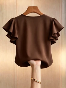 GlowEve CURVE 女款大尺碼休閒夏季上衣，仿珍珠裝飾，缺口V領與荷葉邊短袖，優雅 - 棕色 - 查看 2