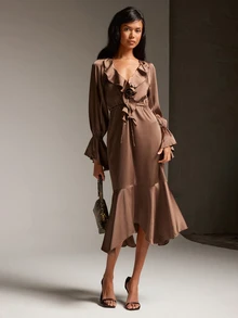 COSMINA Gaun Maxi Boho Satin Cokelat Wanita, Gaun dengan Hem Asimetris dan Tali Serut Berumbai - Coklat - View 3