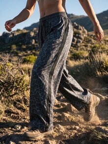 WanderVale Celana Jogging Outdoor Wanita Motif Leopard dengan Pinggang Elastis dan Tali Serut - Grey - View 2