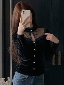 DAZY 女款天鵝絨拼接蕾絲網紗立領領結長袖優雅正式度假風春秋襯衫 - 黑色 - 查看 1