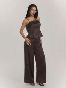 SHEIN PETITE طقم نسائي صغير مثير بطراز ريترو من الساتان والدانتيل بتصميم مرقع، كاميسول وبنطلون واسع الساق بخصر منخفض وجيوب - بني - مشاهدة 3