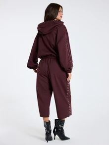 MUSERA 棕色鉚釘裝飾長袖連帽衫 秋冬女款休閒穿搭 - 酒紅色 - 查看 2