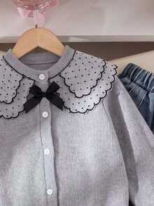 SHEIN Genkimix Kids 2件組女童春秋韓系簡約灰色長袖開襟衫，飾有蝴蝶結緞帶與荷葉領，搭配開衩喇叭牛仔褲，適合日常、通勤、戶外旅行與休閒活動套裝 - 灰色 - 查看 4
