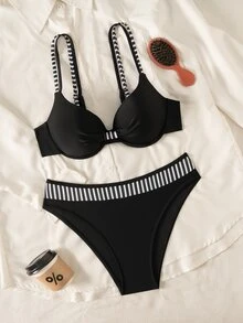 Swim Vcay 經典黑色底色搭配俐落白色條紋飾邊，抓褶鋼圈罩杯貼合胸型不空杯，細肩帶舒適支撐不勒肩，下腰帶與同系列條紋相呼應，打造協調時尚造型，適合度假、海灘、派對、泳池場合 - 黑與白 - 查看 3