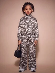SHEIN 女童幼兒運動衫套裝，2件套豹紋印花設計，包含半拉鍊立領運動衫與寬鬆運動長褲，柔軟舒適面料，適合休閒運動風，完美適配日常穿著與戶外活動 - 棕色 - 查看 4