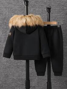 SHEIN Playful Pals 3件組幼童男孩夾克褲套裝 酷帥學院風 黑白配色 人造毛飾邊 字母貼布 長袖連帽 加厚保暖 冬季度假舒適 慢跑工裝褲 素色 - 彩色 - 查看 2