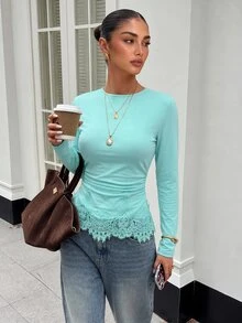 Lavishia 女款優雅秋季淺灰色圓領長袖修身T恤，對比色蕾絲刺繡荷葉邊下擺上衣，百搭秋季上衣 - 綠色 - 查看 4