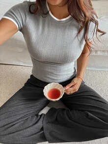 DAZY Set Pakaian Santai Wanita Minimalis dengan Atasan Rajut Lengan Pendek dan Celana Panjang dengan Trim Blok Warna - Grey - View 1
