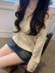 DAZY 女款純色寬鬆不對稱肩長袖麻花針織休閒度假韓風百搭秋冬針織毛衣 - 杏色 - 查看 4