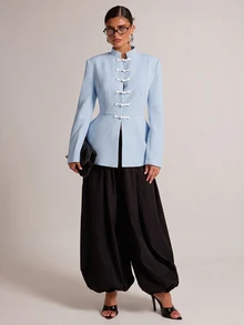 SHEIN BAE 奶油色青蛙鈕扣荷葉邊西裝外套，黑色對比結扣立領西裝外套，適合上班、晚餐、辦公室、夏季、賓客穿搭、婚禮優雅造型 - 淺藍色 - 查看 1