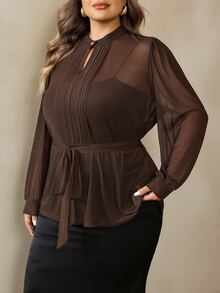 SHEIN CURVE+ Atasan Wanita Ukuran Besar Warna Polos Berbahan Jala Berlipit Lengan Panjang dengan Simpul Pinggang - Coklat - View 7