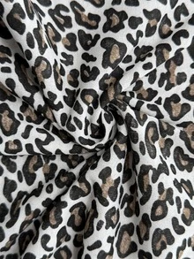 SHEIN طقم نسائي قطن لاين بلس من قطعتين: توب برقبة دائرية وأكمام طويلة بطبعة نمر وفيونكة، وبنطلون مريح بخصر عالي - متعدد الألوان - مشاهدة 7