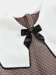 SHEIN Tween女孩休閒拼接配色POLO領修身寬鬆A字洋裝，荷葉邊飾邊、精緻小Logo刺繡、棕色梭織格紋、藍色，返校季穿搭，卡其色 - 棕色 - 查看 3