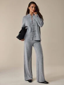 SHEIN طقم نسائي من قطعتين جاكيت محبوك رمادي ميلانج بأزرار صينية على شكل ضفدع وبنطال واسع الساق - كريم - مشاهدة 6
