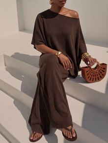 Zivah Set Kasual Wanita Atasan dan Celana Panjang dengan Bahu Asimetris Warna Polos - Coklat - View 4