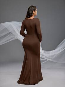 Cheriluna Maternity فستان حمل بلون موحد بياقة مربعة وأكمام طويلة وتصميم فتحات وذيل حورية البحر - بني داكن - مشاهدة 2
