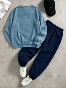 SHEIN Coolqubz 2件組青少年男孩時尚白色運動衫搭配深綠色長褲，胸前綠色圖案印花，酷炫街頭風，柔軟舒適面料，易穿搭，適合春秋季節，校園與外出皆宜，必備兩件套 - 藍色 - 查看 2