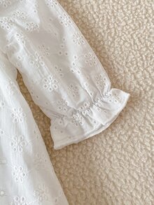 SHEIN 1件新生女嬰休閒可愛森系白色純棉花卉刺繡洋裝，長袖娃娃裙配蕾絲飾邊，附帽子，適合秋冬日常外出 - 白色 - 查看 10