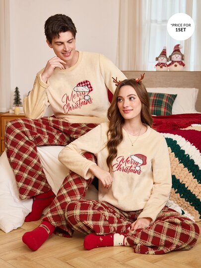 CoupledUp Conjunto de 2 piezas de ropa de estar en casa con gorro de Navidad bordado con letras de Feliz Navidad de felpa suave + pantalones largos a cuadros rojos