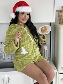 ZzzCrew Piyama Terusan Wanita Ukuran Plus yang Nyaman, Terbuat dari Beludru Jacquard Lembut dengan Motif Pohon Natal Bordir - Hijau - View 5