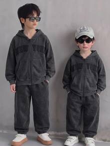 SHEIN 兒童 2 件組小男孩休閒深藍色 Fit-Up 連帽衛衣與秋季長褲套裝，白色字母圖案與條紋設計 - 黑色 - 查看 1