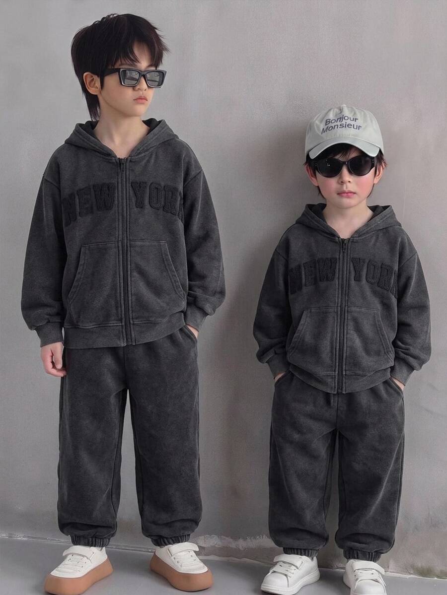 SHEIN 兒童 2 件組小男孩休閒深藍色 Fit-Up 連帽衛衣與秋季長褲套裝,白色字母圖案與條紋設計 - 黑色 - 查看 1