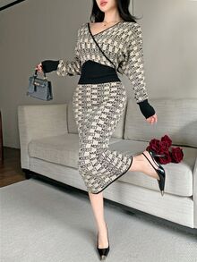Feyla Women's Letter Pattern V-Neck Batwing Long Sleeve Fitted Elegant Knit Dress - Multicolor - View 3