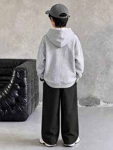 Casuvi Kids 男孩秋冬兩件套，灰色連帽衛衣搭配弧形大字母印花上衣與多口袋工裝寬腿長褲，酷感街頭美式高街風 - 彩色 - 查看 2