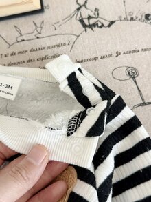SHEIN Vintaside Kids 2件組新生女嬰衛衣褲套裝，可愛黑白條紋熊貼布，毛絨長袖圓領加厚款，秋季節慶穿搭，彈性羅紋下擺 - 黑與白 - 查看 9