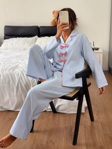 DAZY طقم بيجامة نسائي لباس علوي بأكمام طويلة مزينة بفيونكة وخطوط وبنطلون - الأزرق - مشاهدة 5