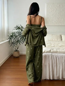 DAZY 3件組蝴蝶結圖案滿版印花女款睡衣套裝，包含開襟衫、細肩帶背心與長褲 - 軍綠色 - 查看 2