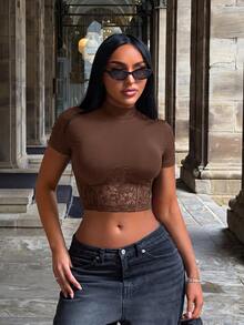 SHEIN SXY تي شيرت برقبة عالية وأكمام قصيرة مع حزام خصر مزيف وتصميم رقعات من البولي يوريثان - بني - مشاهدة 4