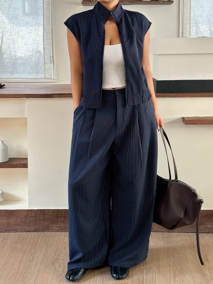 Dazy Plus Setelan Blogger Awal Musim Gugur 2 Potong: Atasan Tanpa Lengan Kerah Setengah Tinggi dengan Resleting & Celana Panjang Kasual Bergaris - Navy Blue - View 1