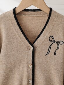 SHEIN 女童花卉卡其色秋冬校園風時尚刺繡蝴蝶結開襟鈕扣上衣 + 對比色可愛百褶裙針織毛衣長袖外套與裙子套裝，舒適柔軟面料，適合秋季、返校、休閒、派對、假日穿著 - 卡其色 - 查看 5