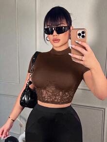 SHEIN SXY تي شيرت برقبة عالية وأكمام قصيرة مع حزام خصر مزيف وتصميم رقعات من البولي يوريثان - بني - مشاهدة 1