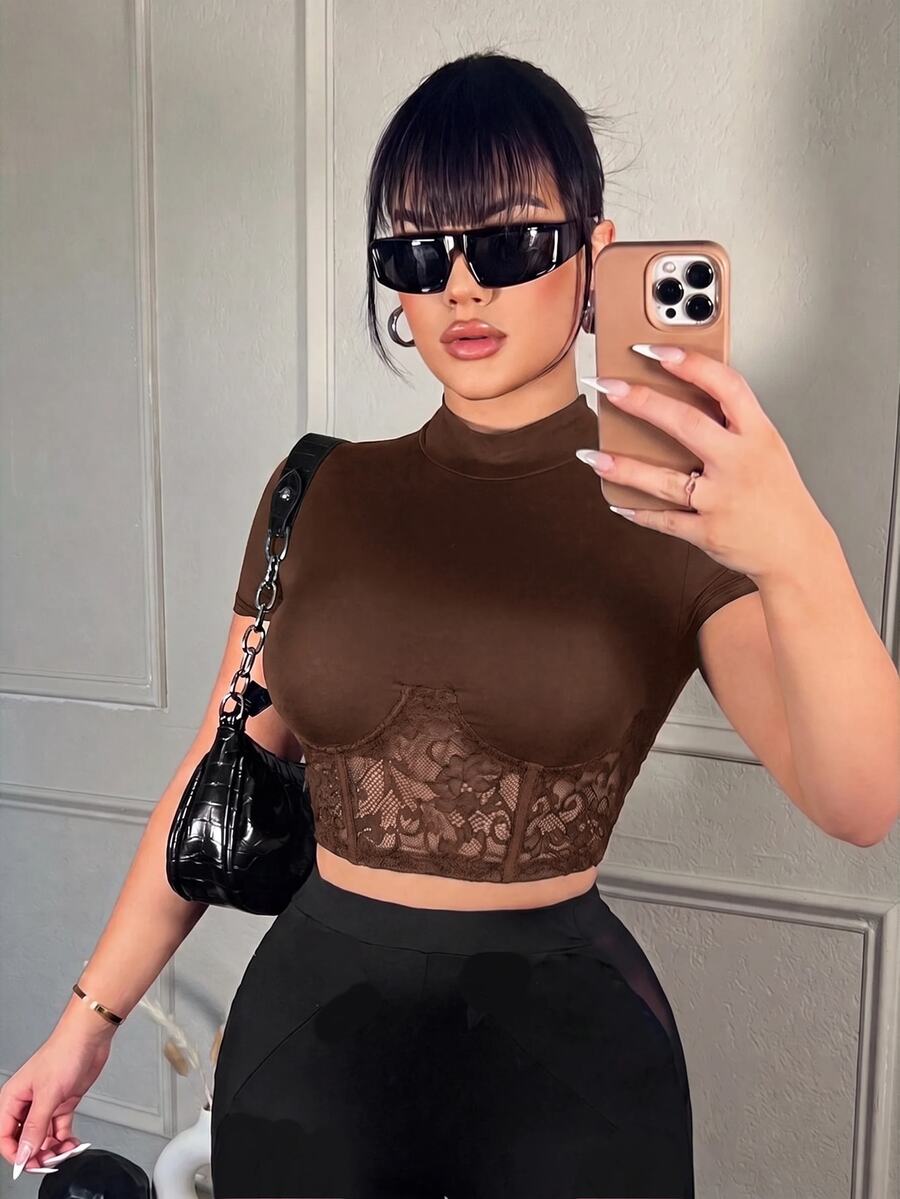 SHEIN SXY تي شيرت برقبة عالية وأكمام قصيرة مع حزام خصر مزيف وتصميم رقعات من البولي يوريثان - بني - مشاهدة 1