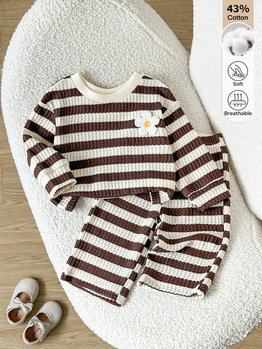 SHEIN 2件組幼女時尚簡約休閒套裝，棕色條紋花卉長袖T恤與寬腿褲套裝，適合秋冬日常穿著