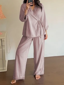 DAZY 2件組女款蕾絲拼接不對稱門襟V領長袖上衣與直筒長睡褲睡衣套裝 - 淡紫色 - 查看 5