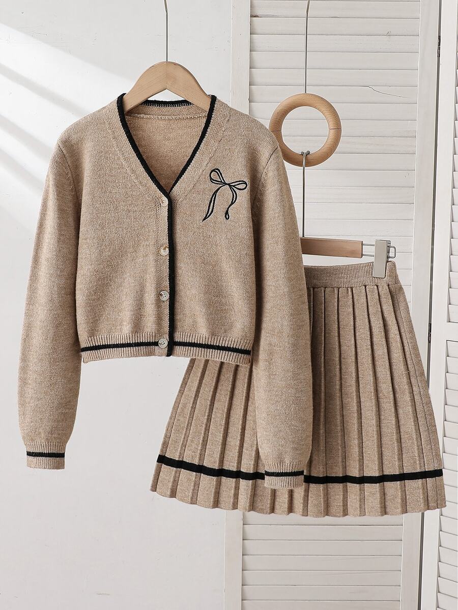 SHEIN 女童花卉卡其色秋冬校園風時尚刺繡蝴蝶結開襟鈕扣上衣 + 對比色可愛百褶裙針織毛衣長袖外套與裙子套裝,舒適柔軟面料,適合秋季、返校、休閒、派對、假日穿著 - 卡其色 - 查看 1