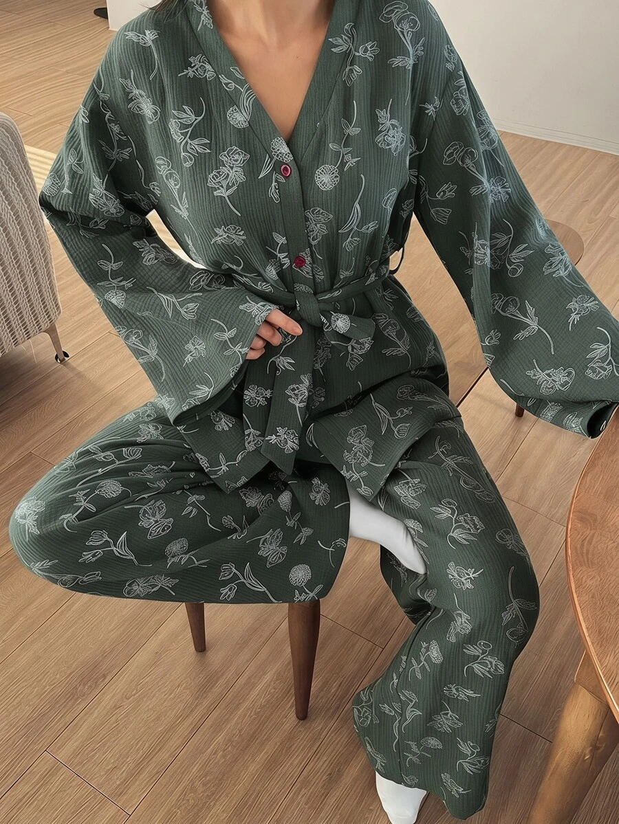 DAZY 花卉線條圖案滿版印花紋理克雷普面料對比鈕扣裝飾女款睡衣套裝 - 墨綠色 - 查看 1