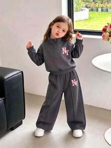 SHEIN Genkimix Kids (少女) 2件套運動衫套裝，灰色半高領半拉鍊長袖運動衫，胸前字母印花，羅紋袖口，搭配同色長褲。休閒運動風，適合日常上學、開學季、拍照、拜訪親友、郊區出遊，春秋穿著，簡約時尚 - 灰色 - 查看 1